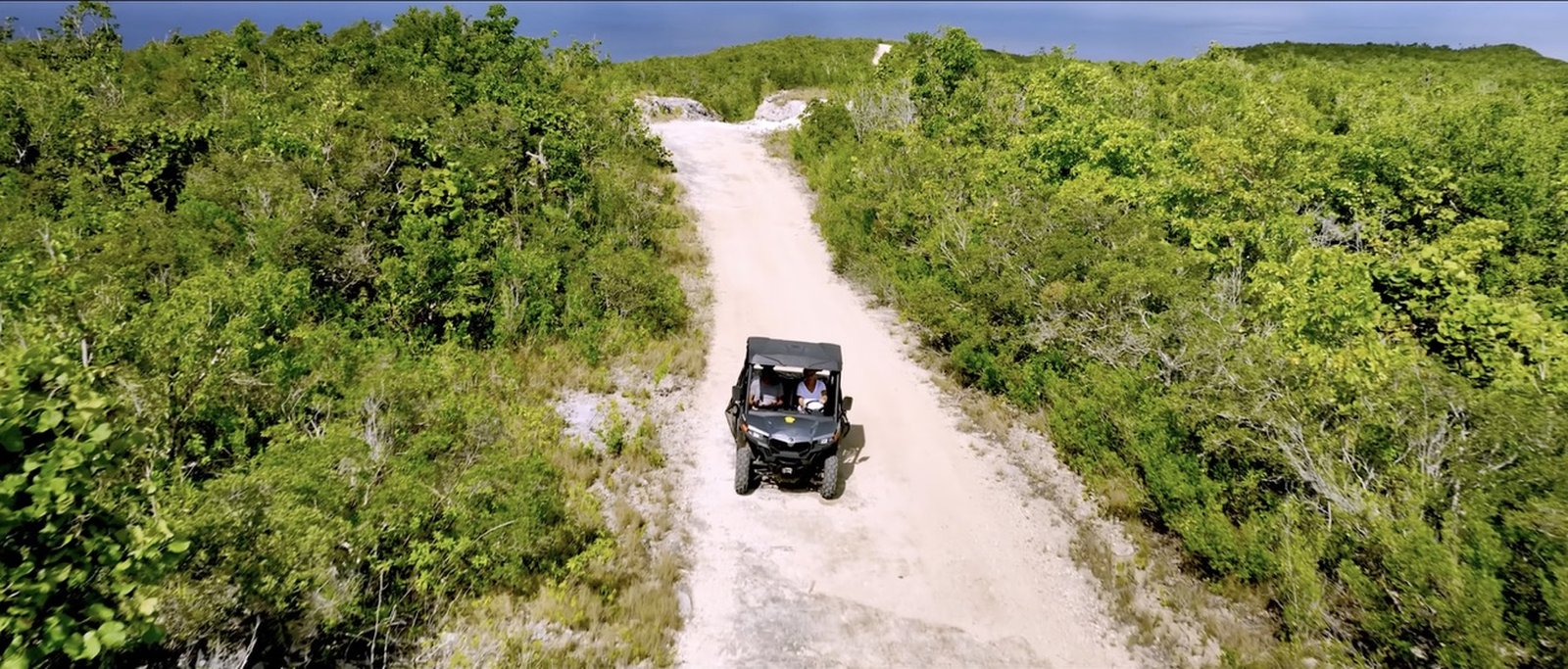 Vue aérienne d'un buggy sur une piste de La Désirade