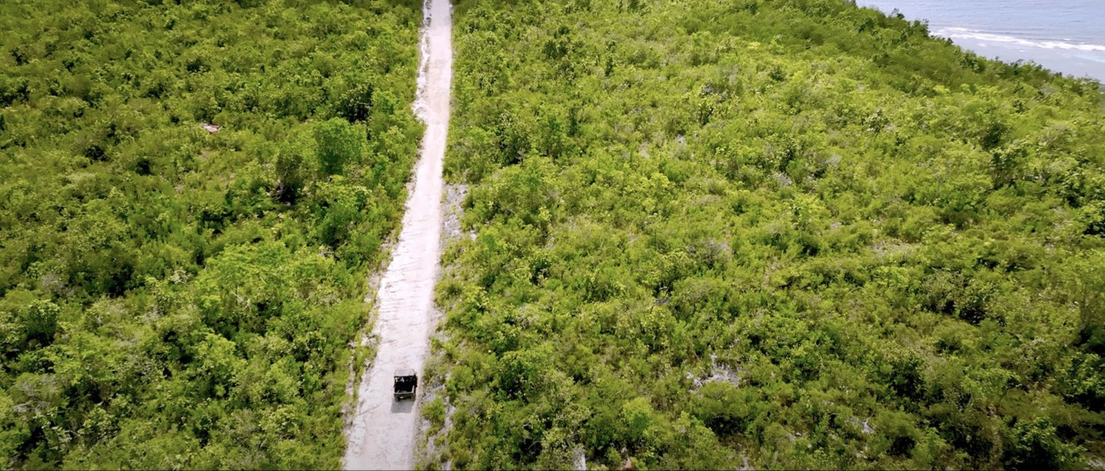 Vue aérienne d'un buggy sur le plateau de La Désirade