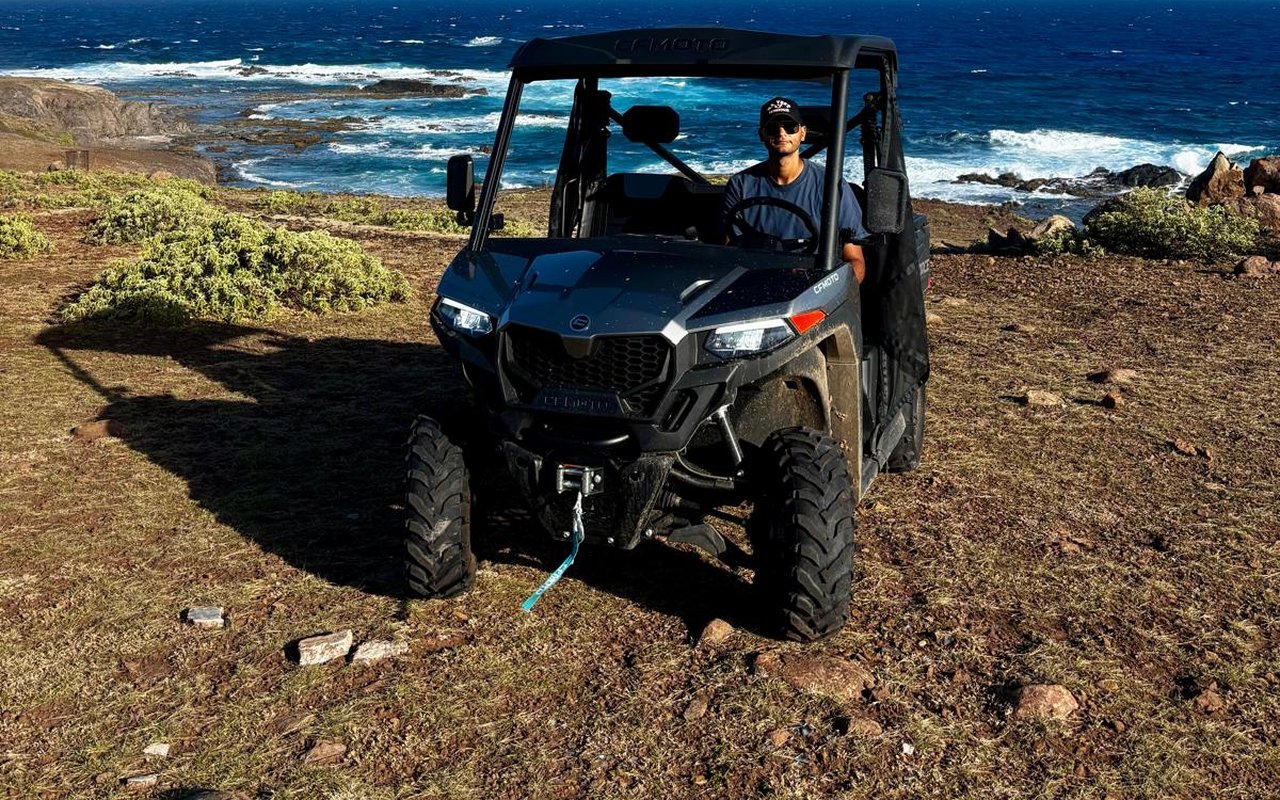 Buggy CFMoto Buggy Désir face à l'océan sur la Désirade