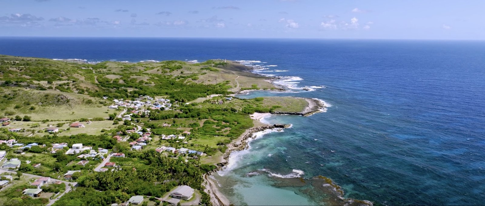 Vue aérienne de la côte de La Désirade avec le phare au loin