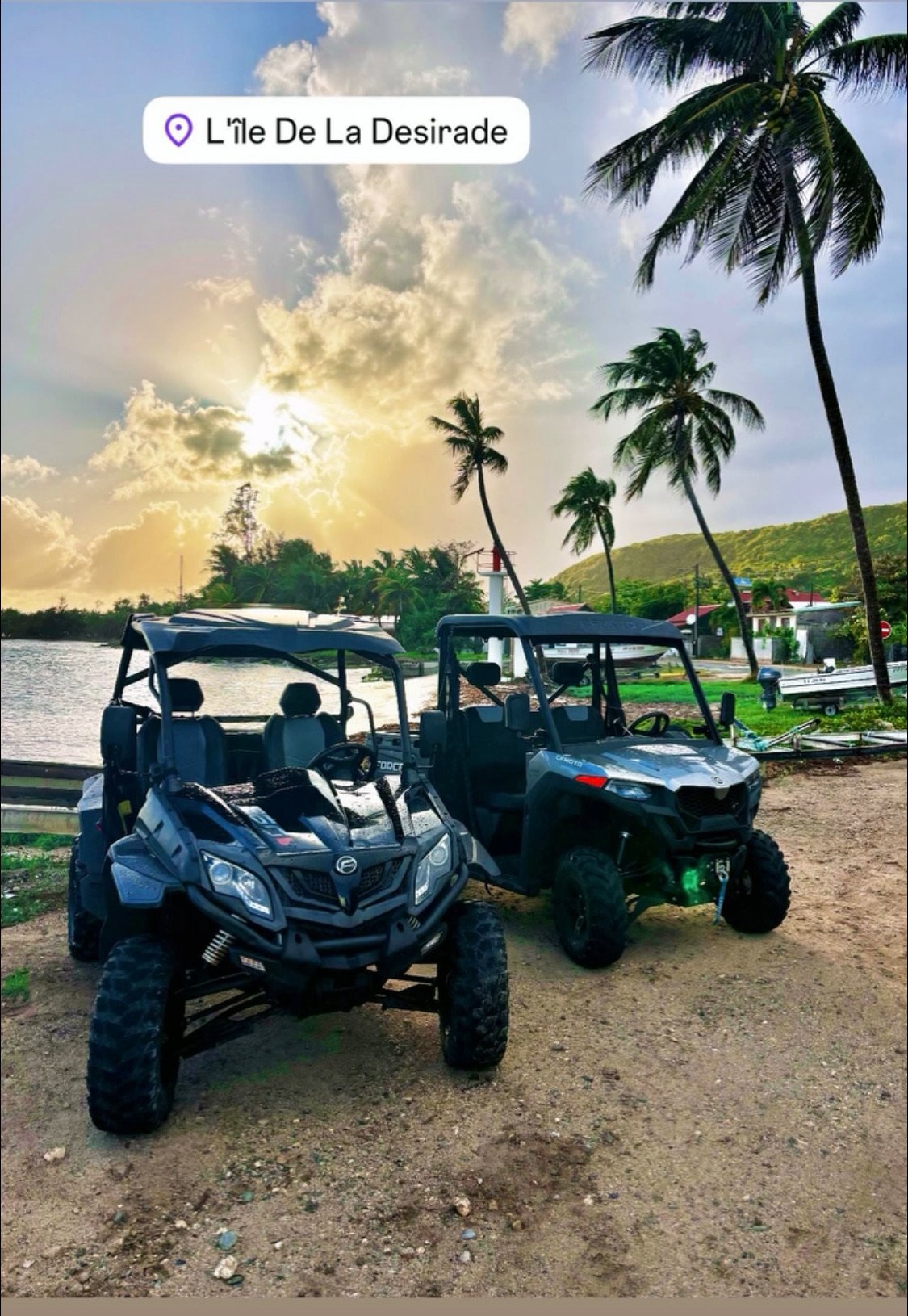 Deux buggys de la flotte Buggy Désir sur l'île de la Désirade au coucher du soleil