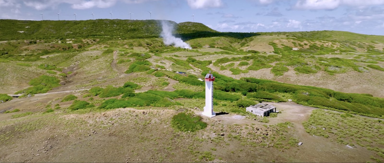 Le phare de la Pointe Doublé et son environnement vus du ciel