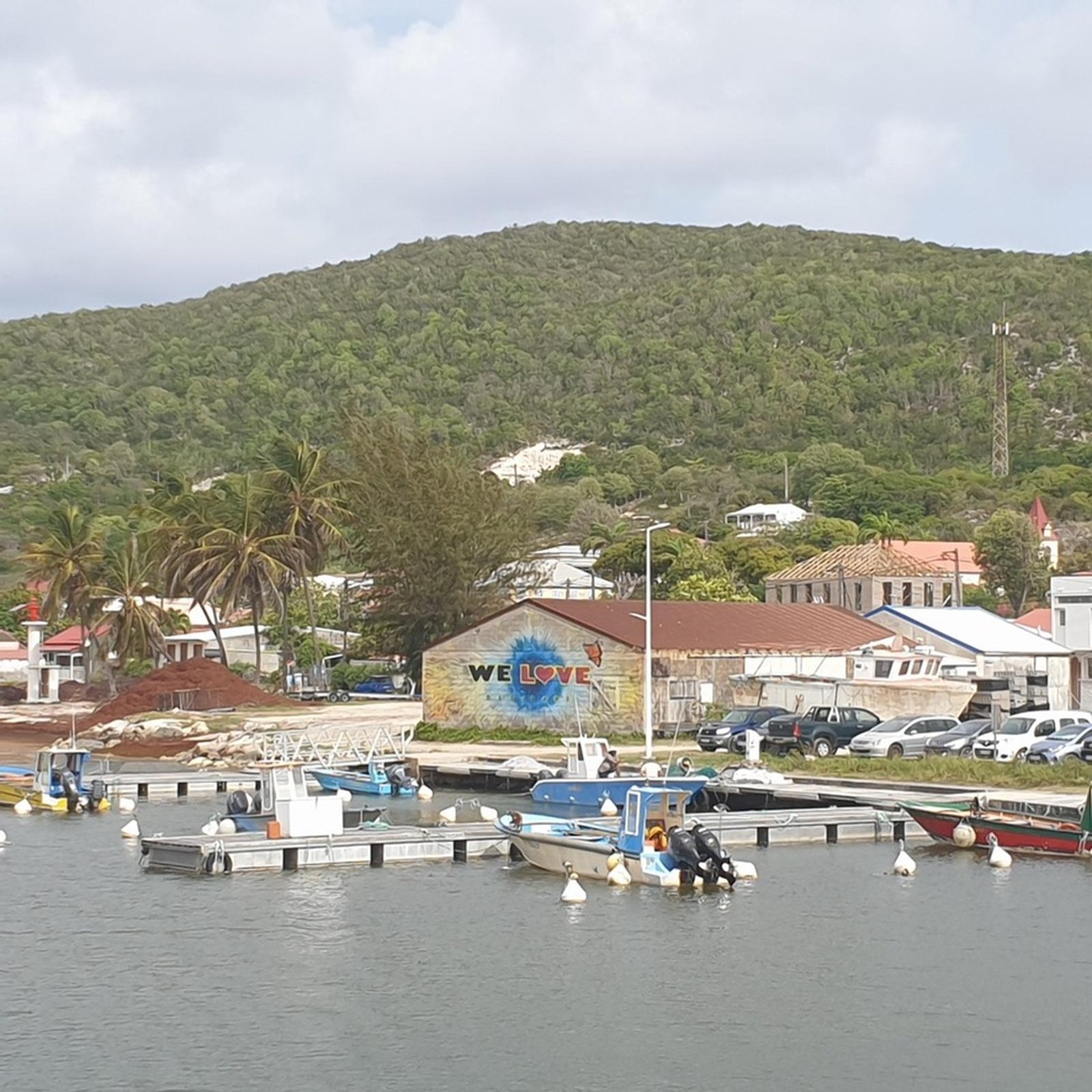 Port de Beauséjour à la Désirade avec les bateaux amarrés